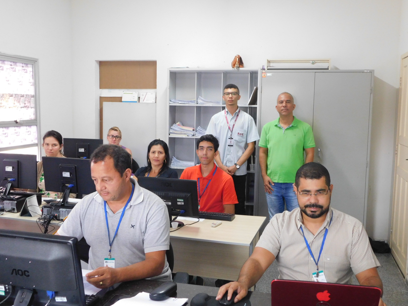 Equipe do setor de tributos e arrecadação recebendo o treinamento.