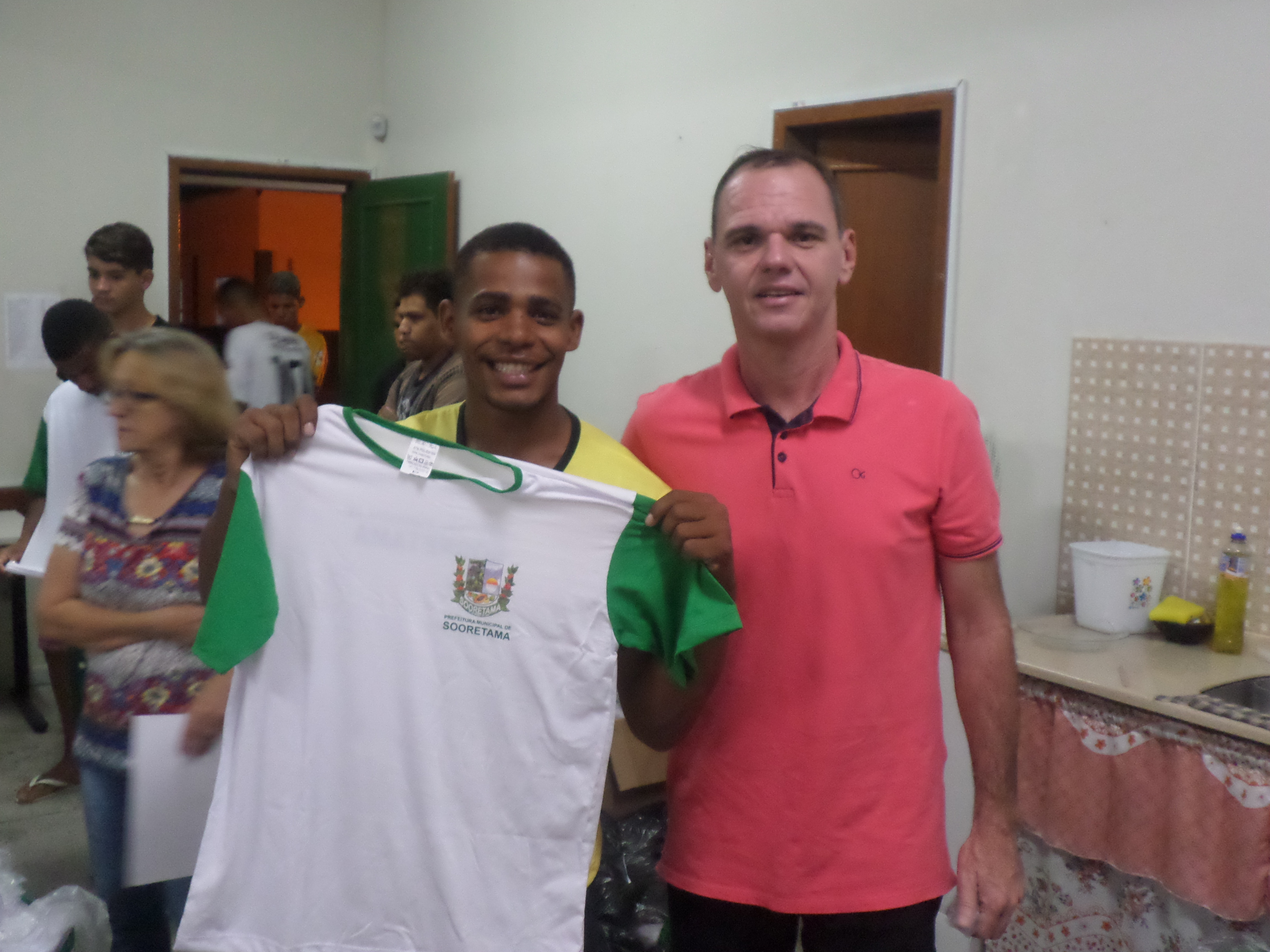 Alunos do EJA também são contemplados com uniformes escolares