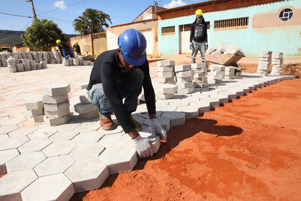 Prefeitura prepara edital de licitação para a execução de calçamento em diversas ruas e avenidas de Sooretama