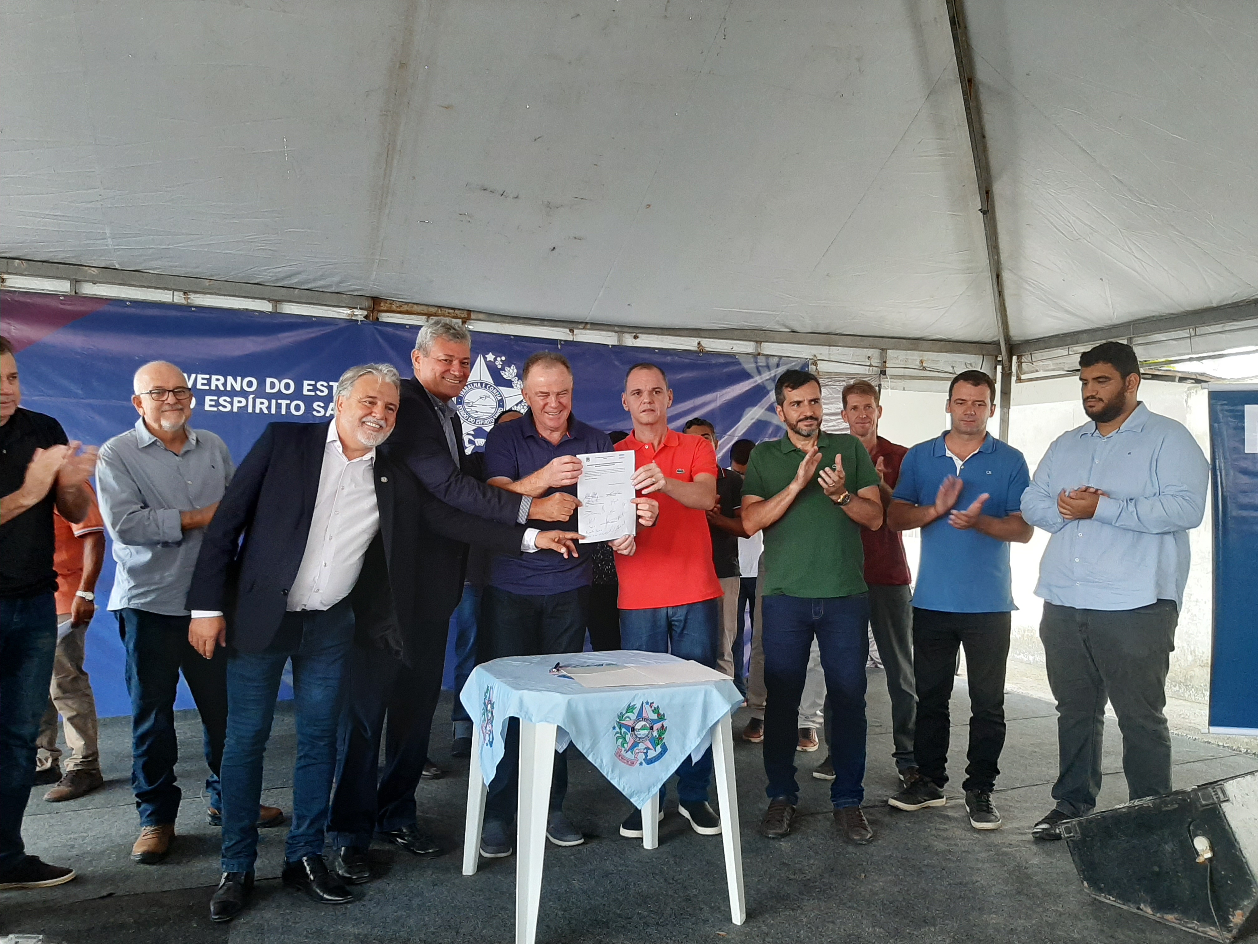 Governo do Estado e Prefeitura de Sooretama dão ordem de serviço para diversas obras no município e entregam veículos para fortalecer a agricultura da cidade