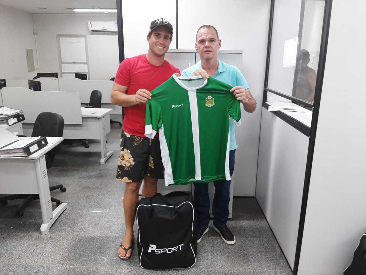 Equipes de Futebol Veterano recebem material esportivo