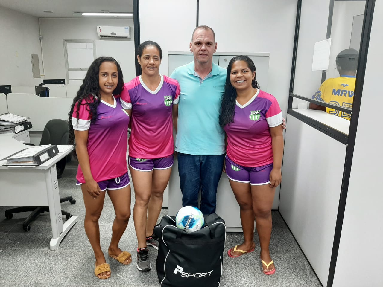 Prefeitura entrega material esportivo para equipe feminina de futebol de Sooretama