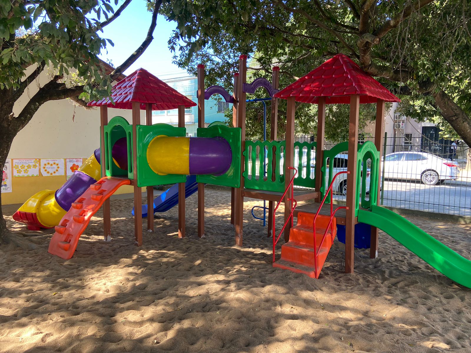 Prefeitura instala novos playgrounds nas praças e escolas do município