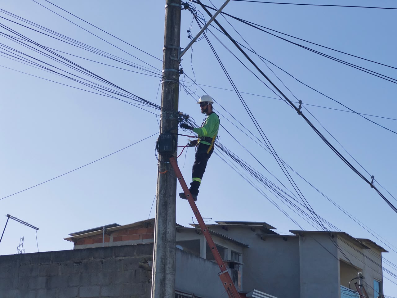 A retirada dos fios em desuso começou na Avenida Vista Alegre e será estendida às demais vias da cidade