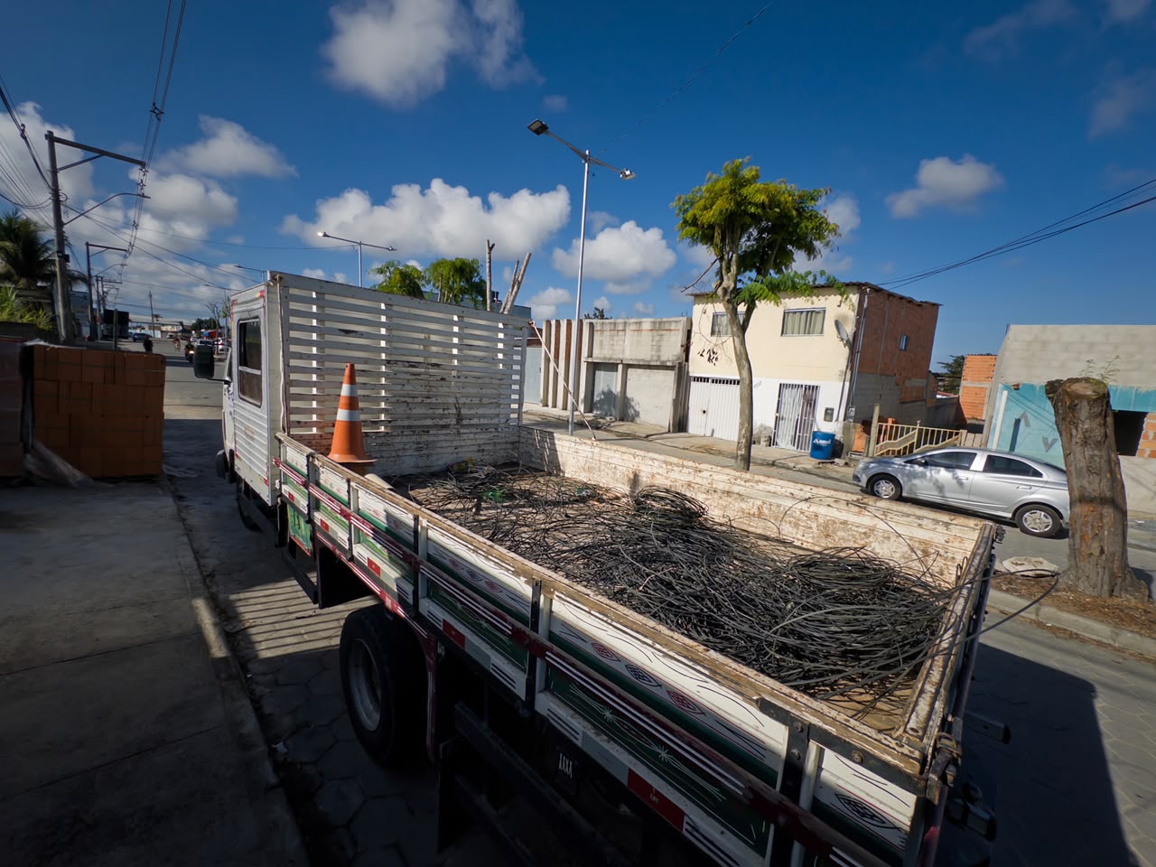 Imagem da notícia: Sooretama melhora segurança e estética urbana com remoção de fios inutilizados 